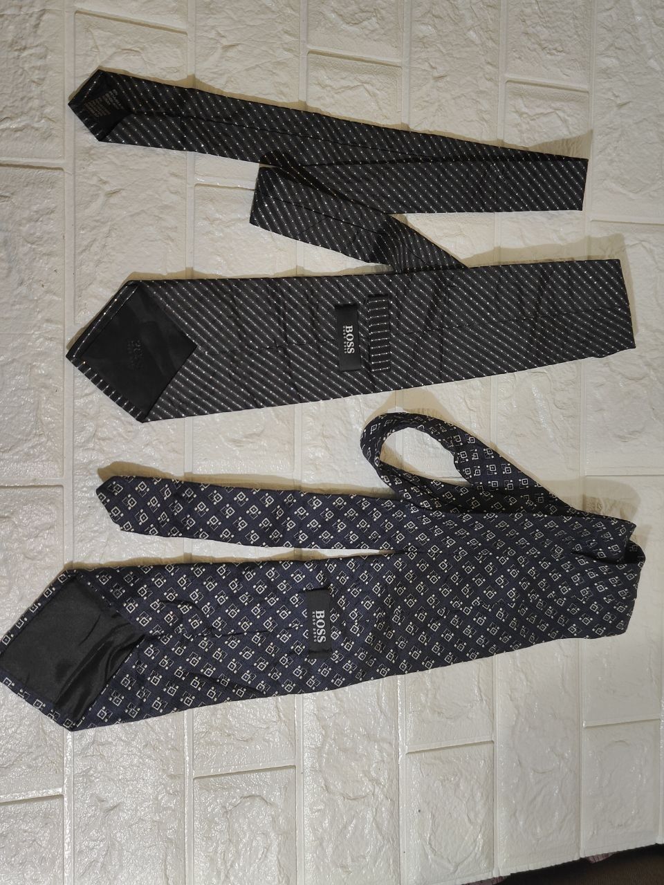 Лот із двух фірмовий краваток Hugo Boss. оригінал. 100 % шовк. Італія.