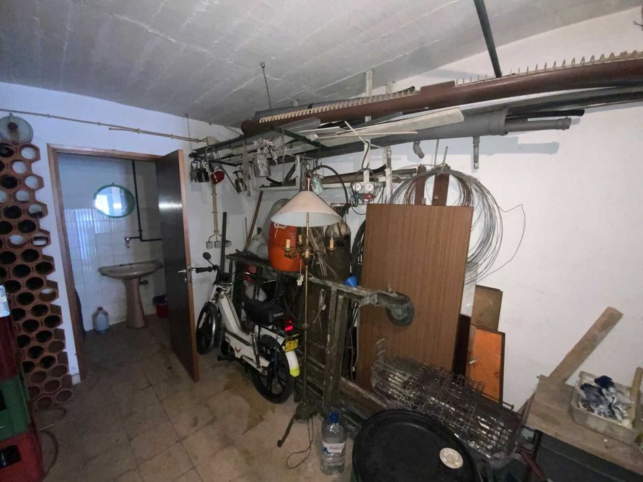 Recheio de garagem com diverso material e ferramentas e materiais