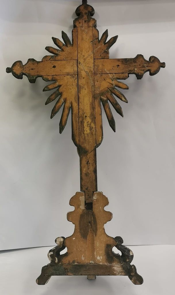 Crucifixo antigo em madeira