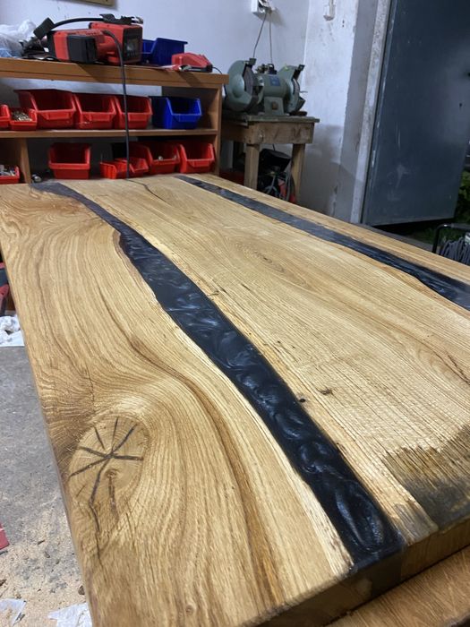 Stół dębowy z żywicą epoksydową