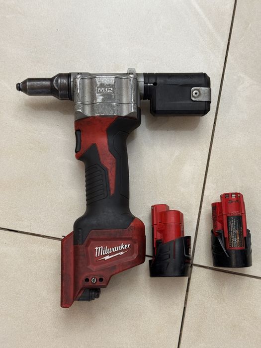 Заклепочник M12 MILWAUKEE + 2 АКБ