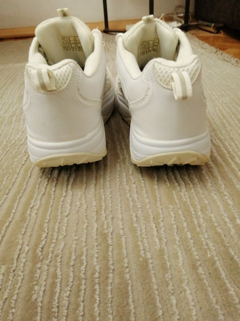 Buty kołyski odciążające stawy