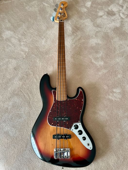 Vendo Fender Jazz Bass Fretless