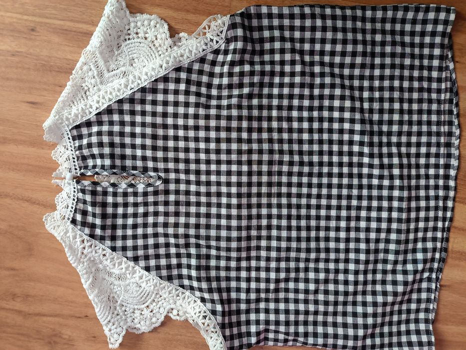Bluzka w kratkę z ozdobną koronką