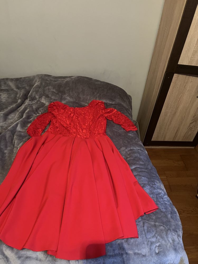 Elegancka sukienka na okazje w kolorze czerwonym