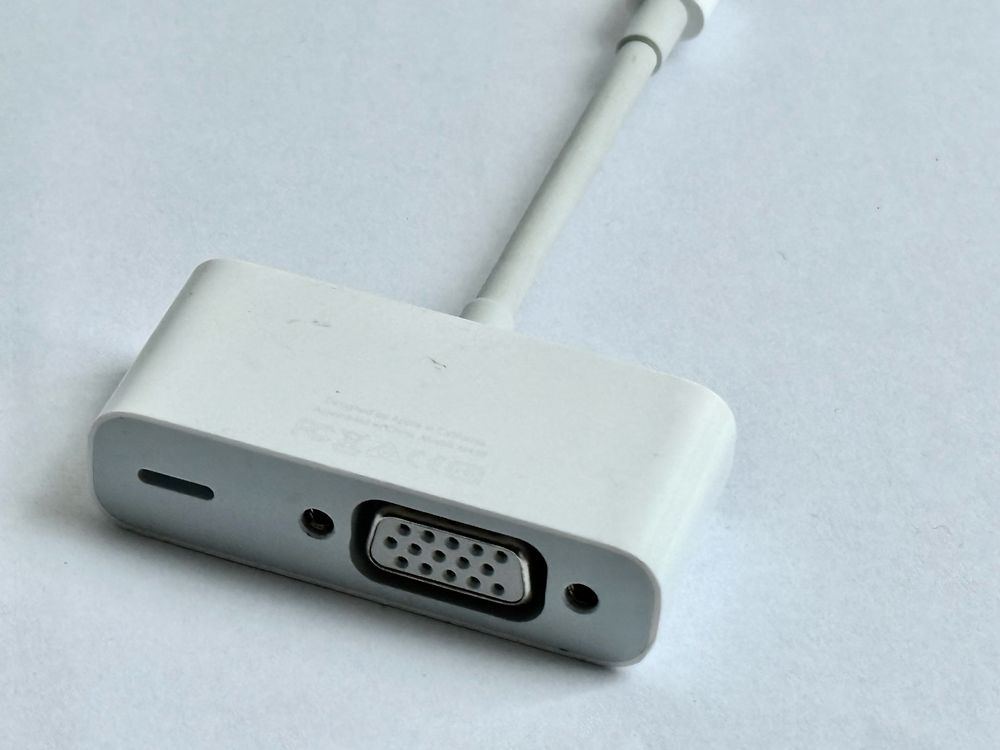 Apple перехідник адаптер Lightning to VGA (MD825)