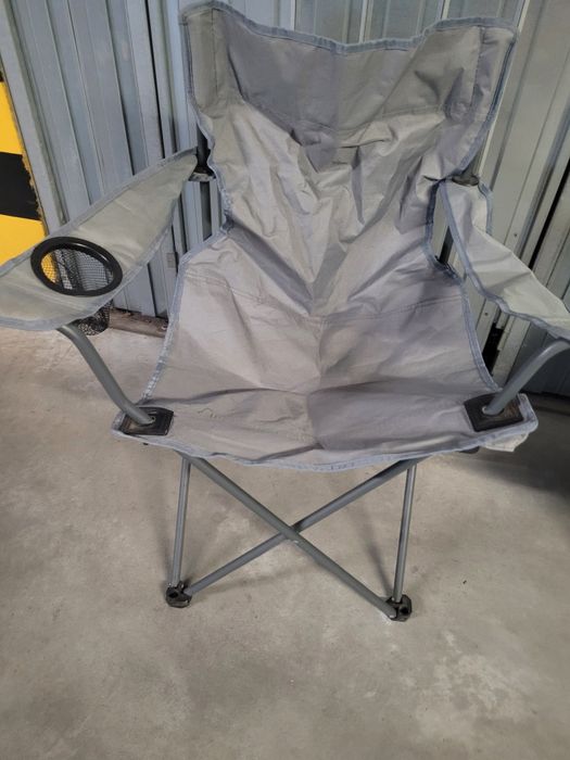 Krzesełka wędkarskie z uchwytem na kubek.