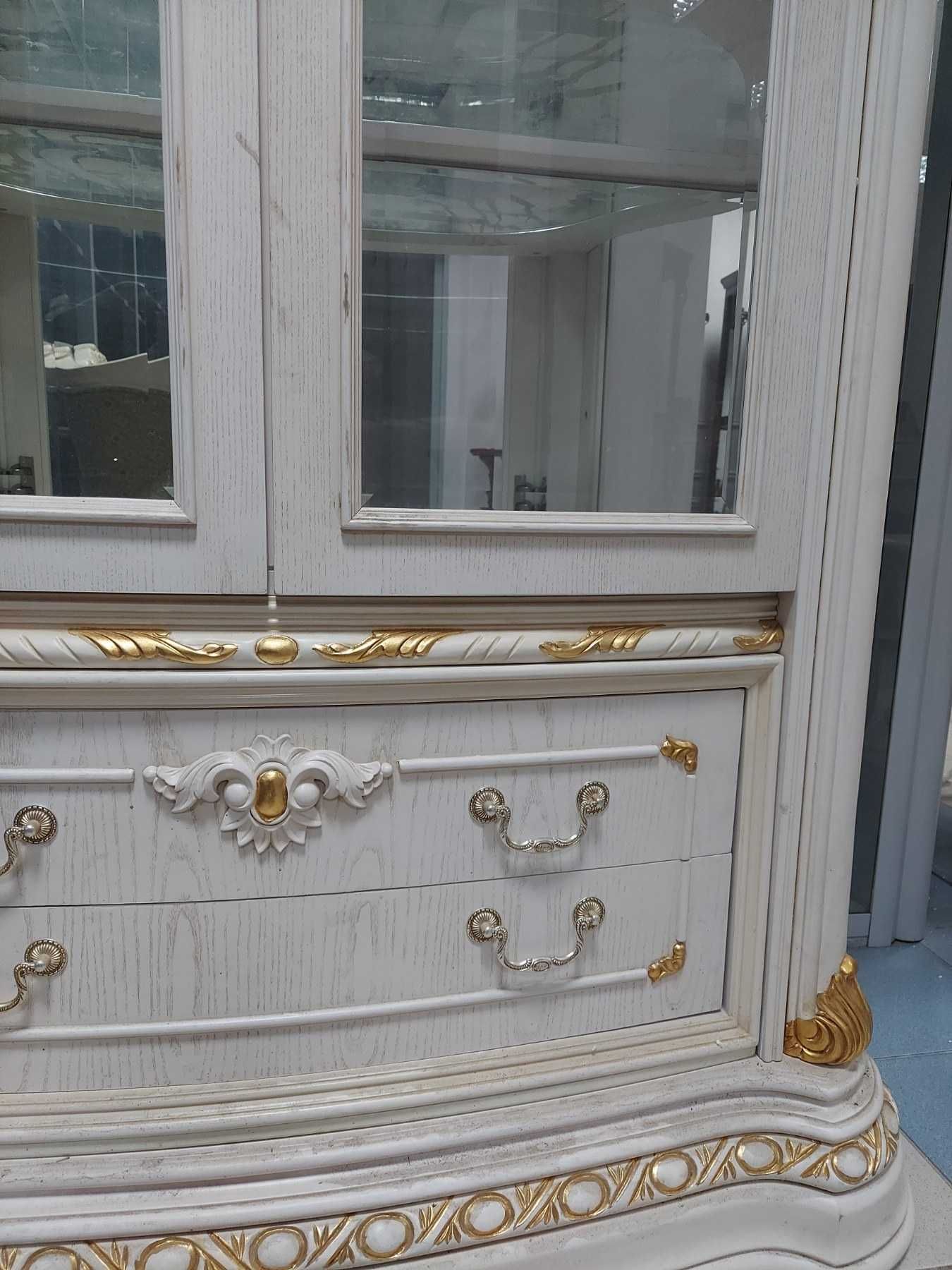Витрина двухдверная CARPENTER 208 белый с золотом