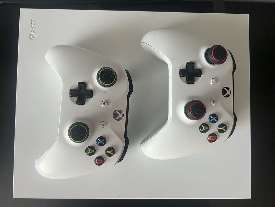 Xbox One X 1TB + 2 pady