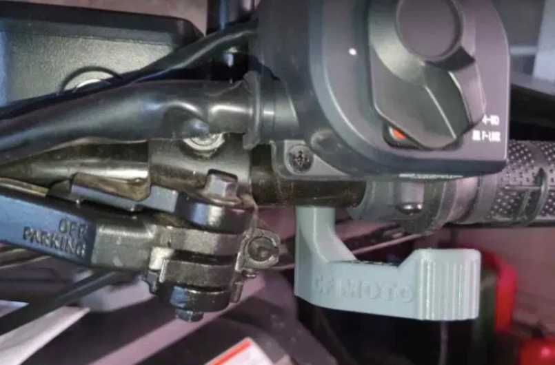 Manetka gazu CFMOTO 625 model 2023 z elektroniczną przepustnicą