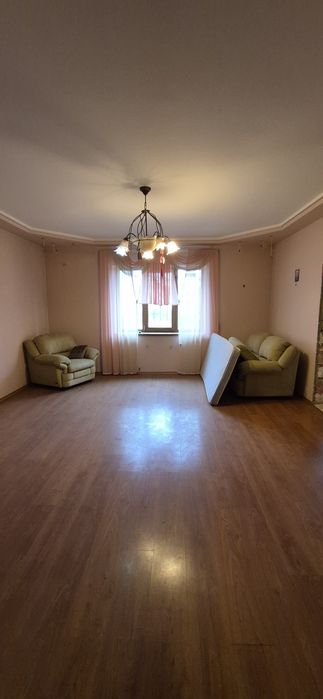 Просторий будинок для двох родин. Підвал, гараж на 2 авто.