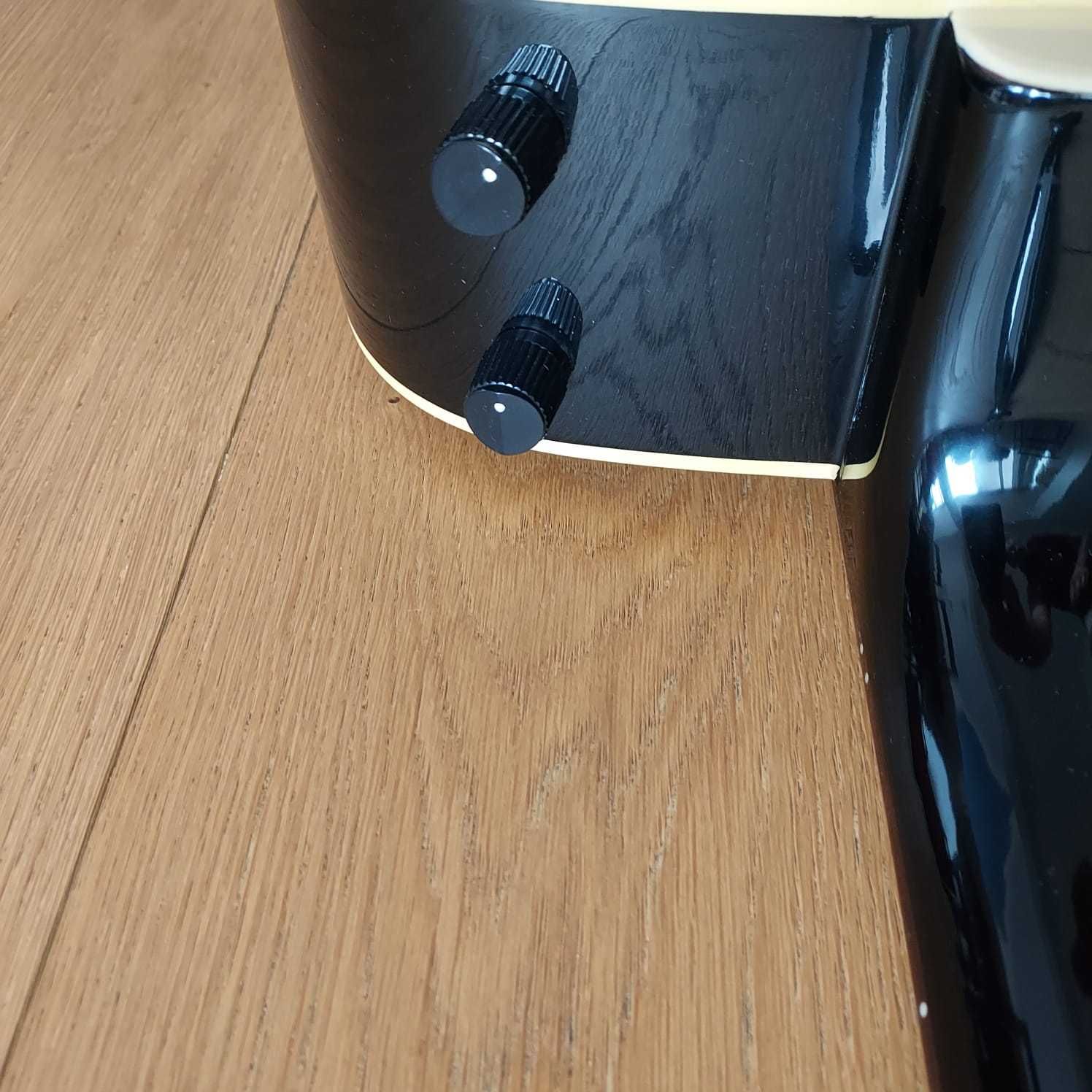 Guitarra Fender Modelo La Brea com capa