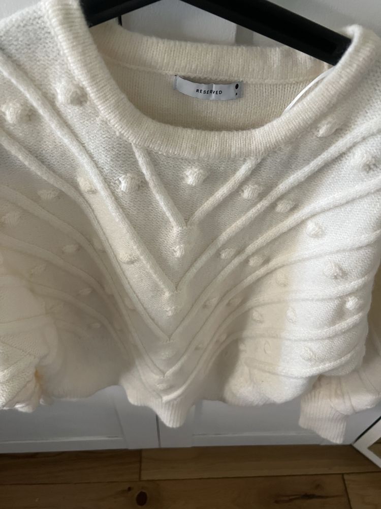 Reserved sweter z dzianiny.