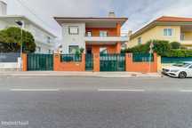 Moradia unifamiliar T6 com jardim e garagem