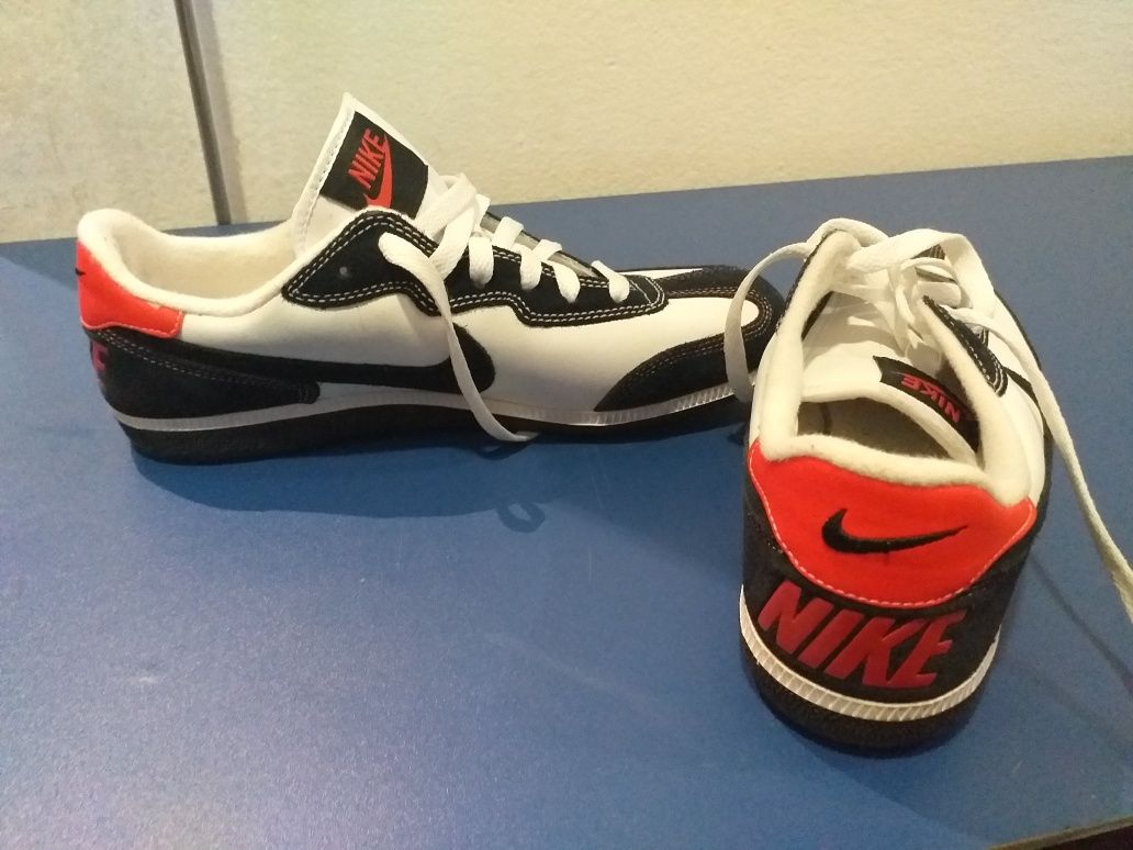 Tenis Nike brancos e pretos