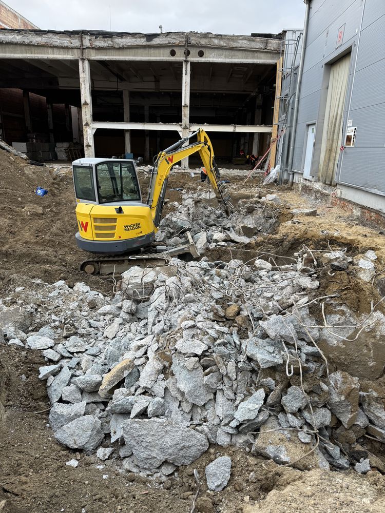 Minikoparka Wrocław koparka z młotem wyburzenia kucie betonu usługi