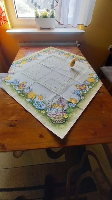 Obrus Wielkanocny beżowy w pisklaki kurczaczki 100x100 cm L32 Pollito