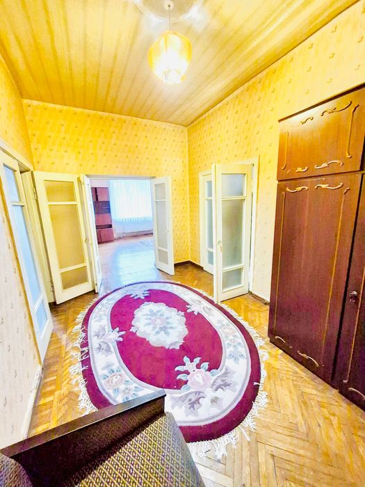 Продам елітну трикімнатну квартиру в центрі міста - 100 м².