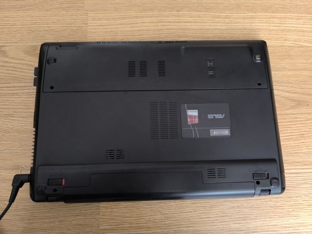 Ноутбук ASUS X55C — на ремонт або запчастини (екран, зарядка є)