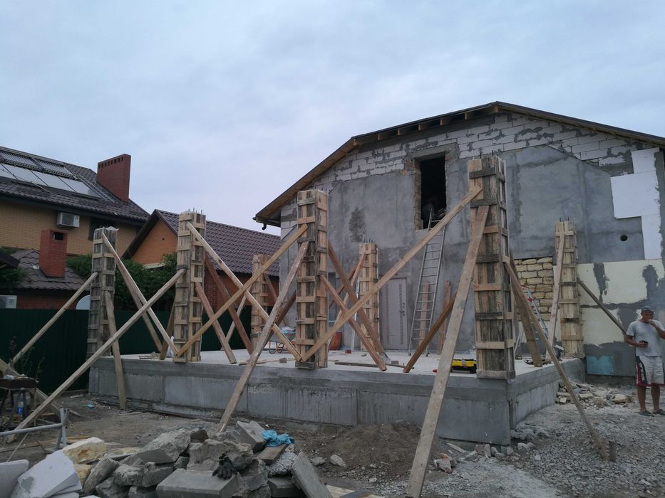 Строительные работы, фундамент,стены, крыша.