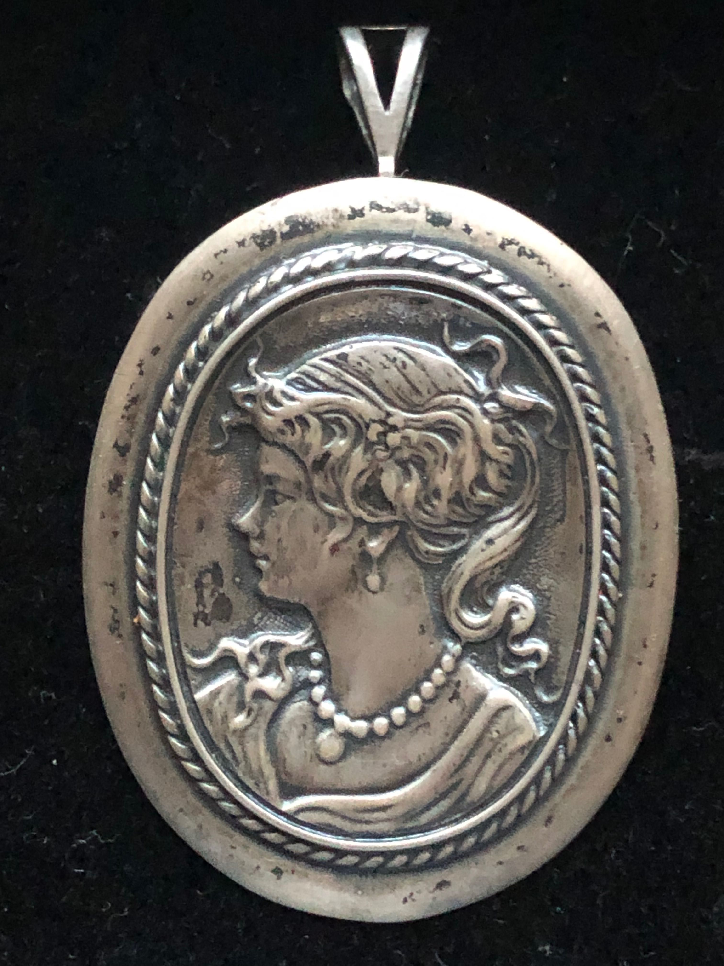Medalion wisior broszka srebro vintage
