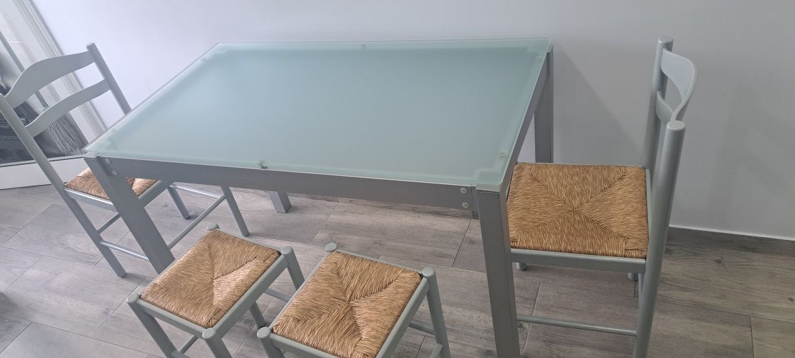 Vendo mesa de cozinha com 2 cadeiras e 2 bancos
