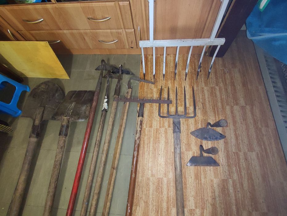 Садовий инструмент(лопата, вила, грабли, сапы)