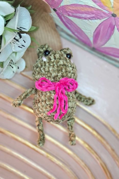 Prezent na walentynki żabka na szydełku walentynka amigurumi
