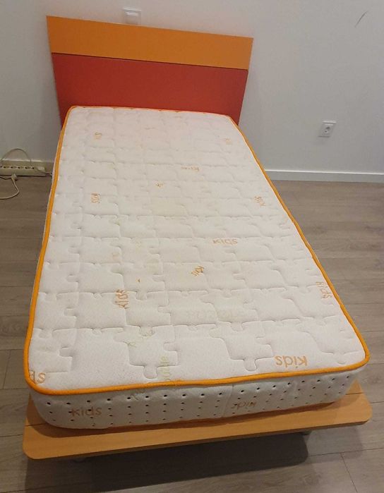 Cama juvenil + colchão + mesa de cabeçeira