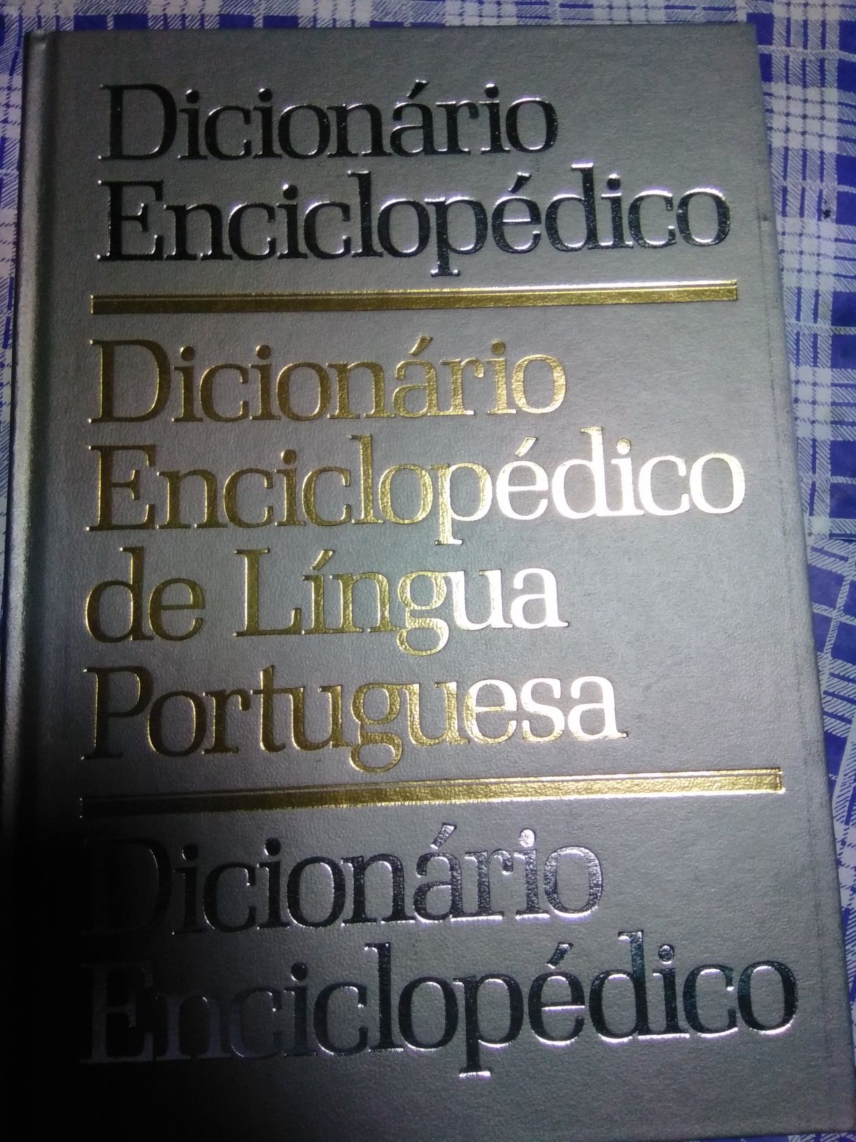 Dicionário enciclopédico de língua portuguesa