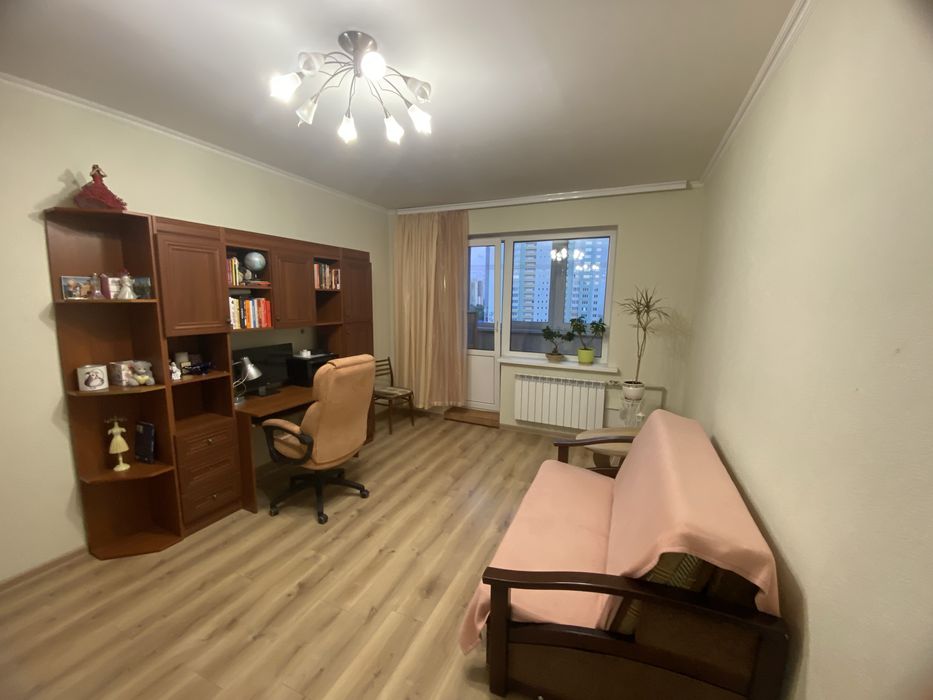 Продам 3 кімнатну квартиру  Гмирі,13  метро "Позняки"