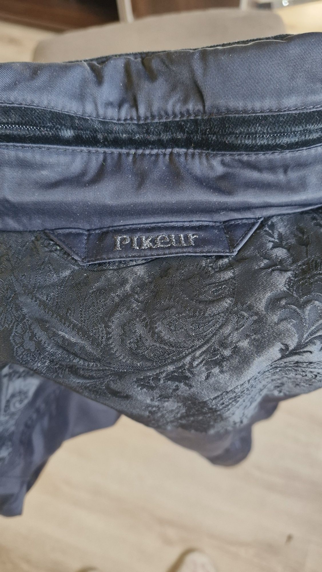 Piekna kurtka zimowa PIKEUR cieplutka zdobiona taliiwana czarna S/M