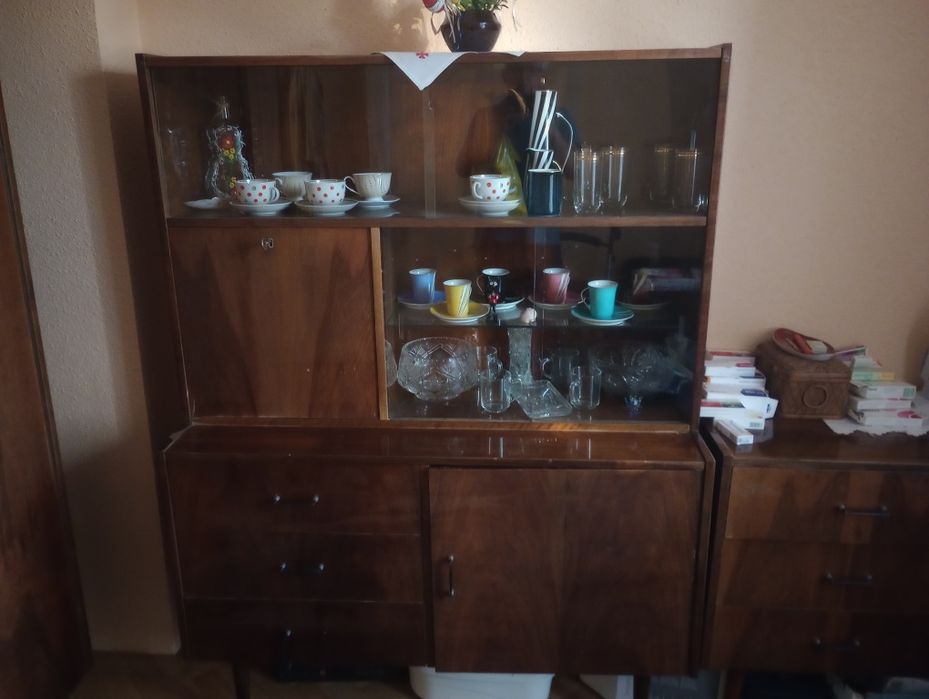 Kredens z barkiem i szufladami PRL.