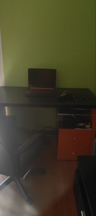 Quarto com mesinha cabeceira tem 3 painéis  secretaria e 4 cubos