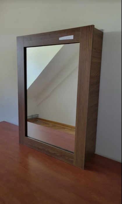 Lustro w solidnej ramie