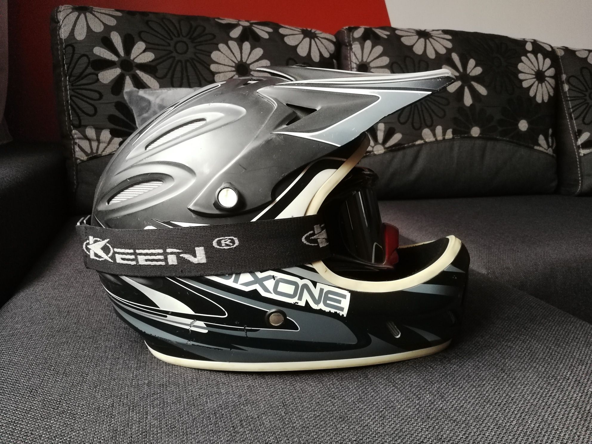 Kask 661 Strike + gogle