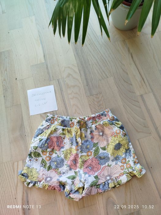 Krótkie spodenki kolorowe kwiaty kwiatuszki floral bawełniane falbanki