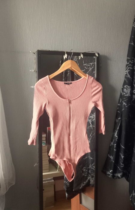 Pudrowo różowe body Tally Weijl z prążkowanego materiału
