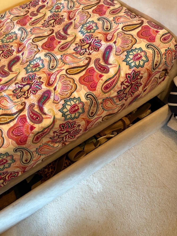 Cama de solteiro pele de pessego bege