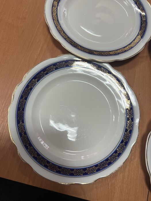 Продаются тарелки и кофейный сервиз.