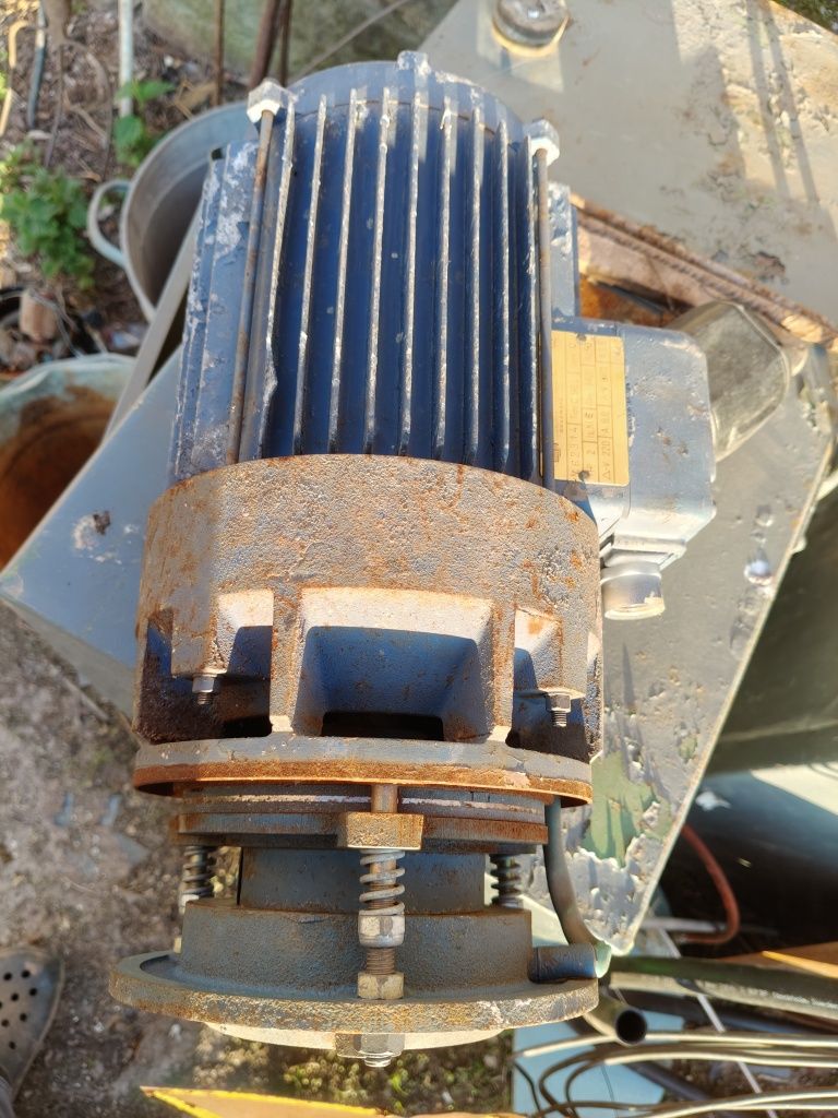 Silnik elektryczny z hamulcem