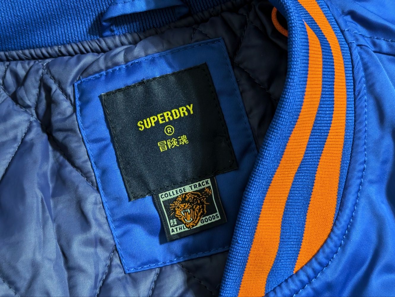 Niebieska ocieplana bomberka varsity Superdry, rozmiar 2XL