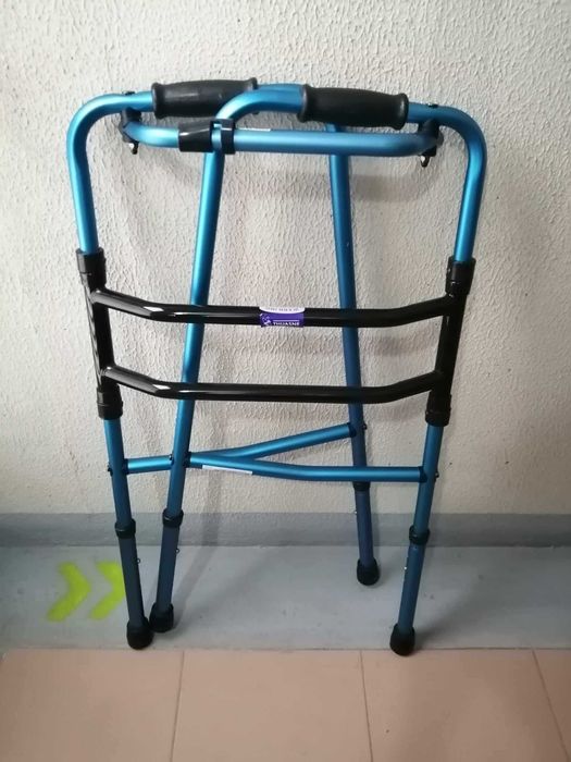 Andarilho articulado regulável em altura / Height-adjustable walker