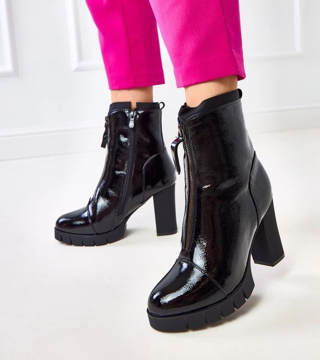 Czarne lakierowane botki na słupku Sasa