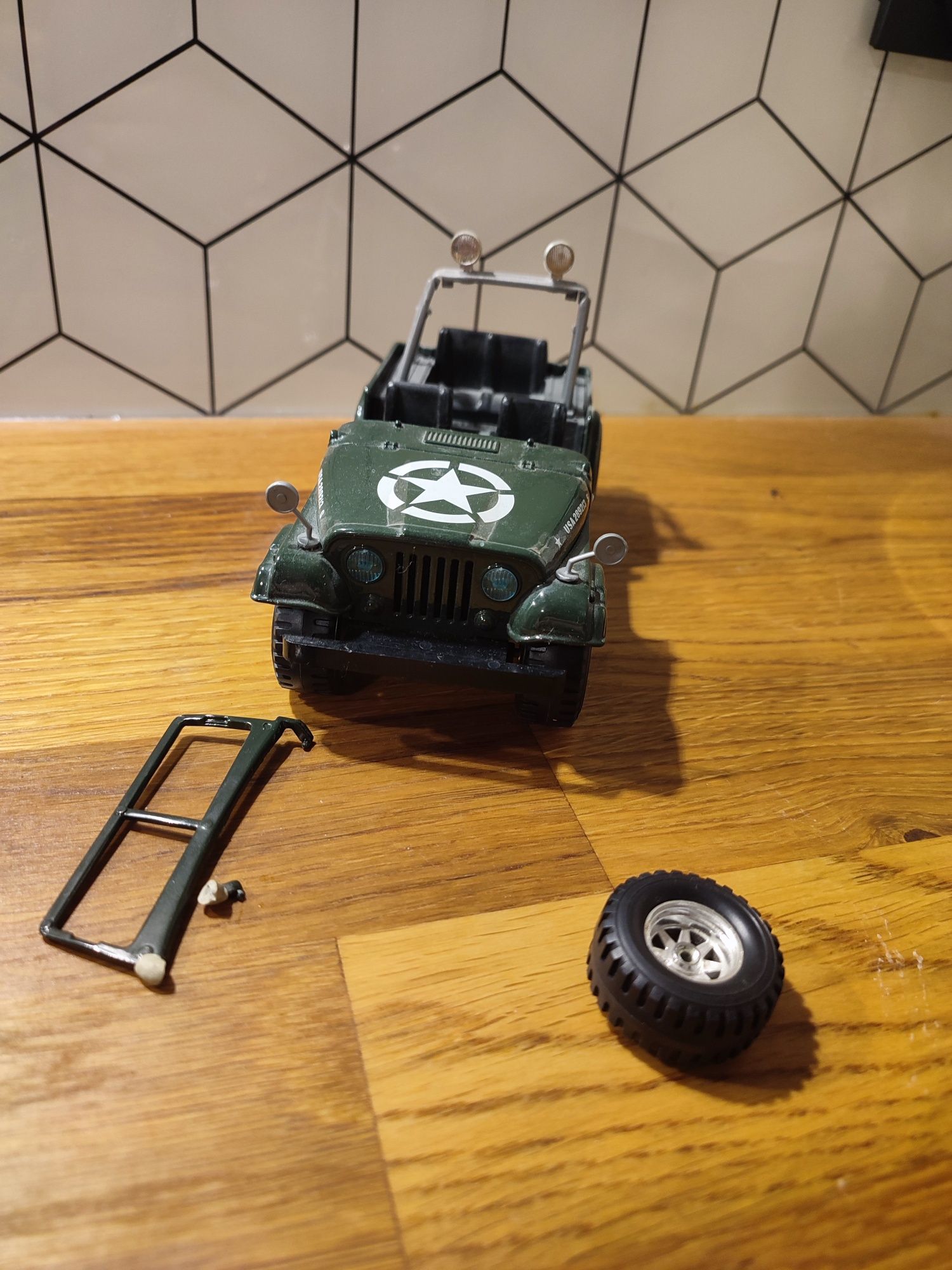 Burago jeep Wrangler 1 24 bburago uszkodzony