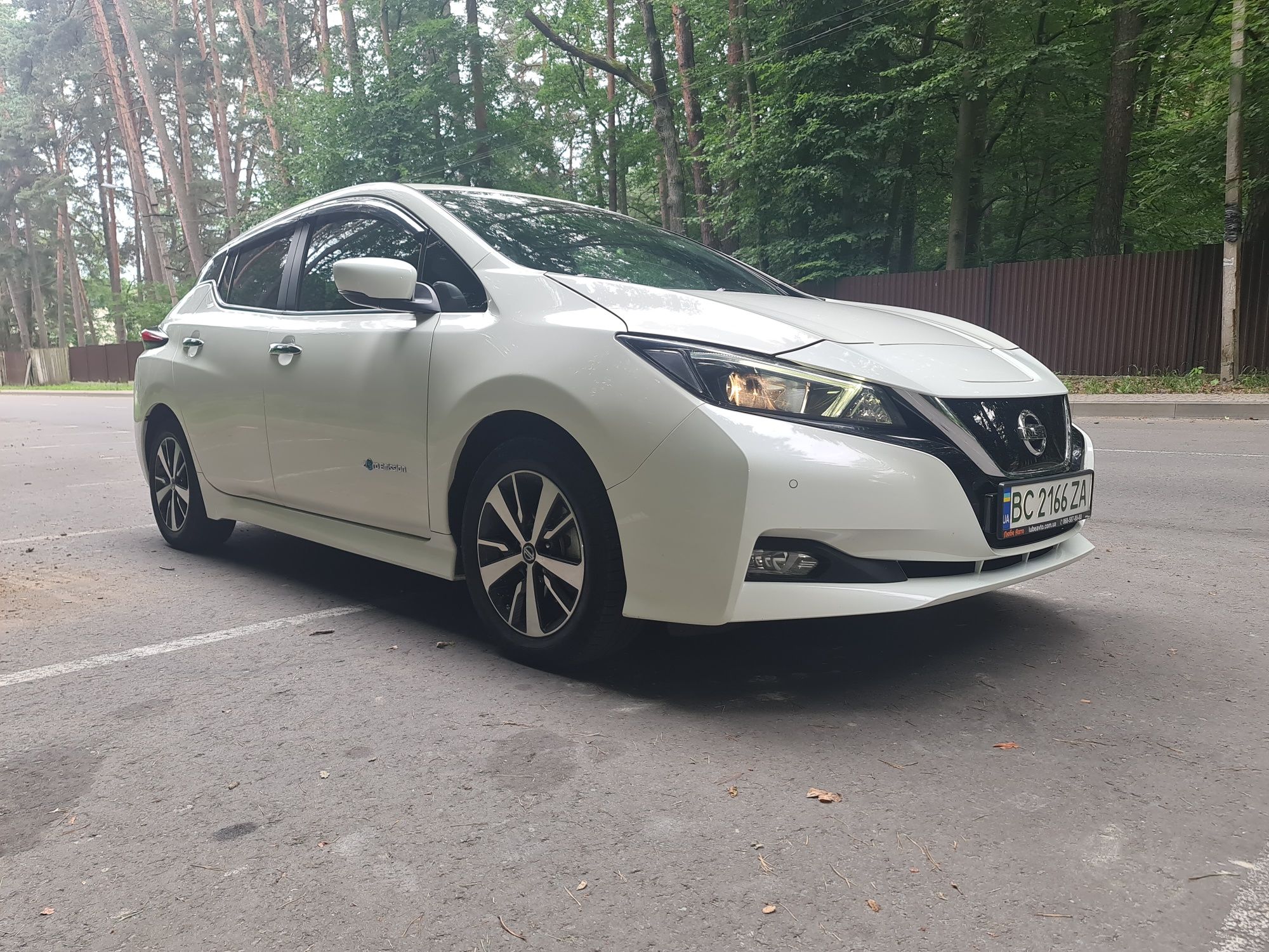 Nissan Leaf білий 40