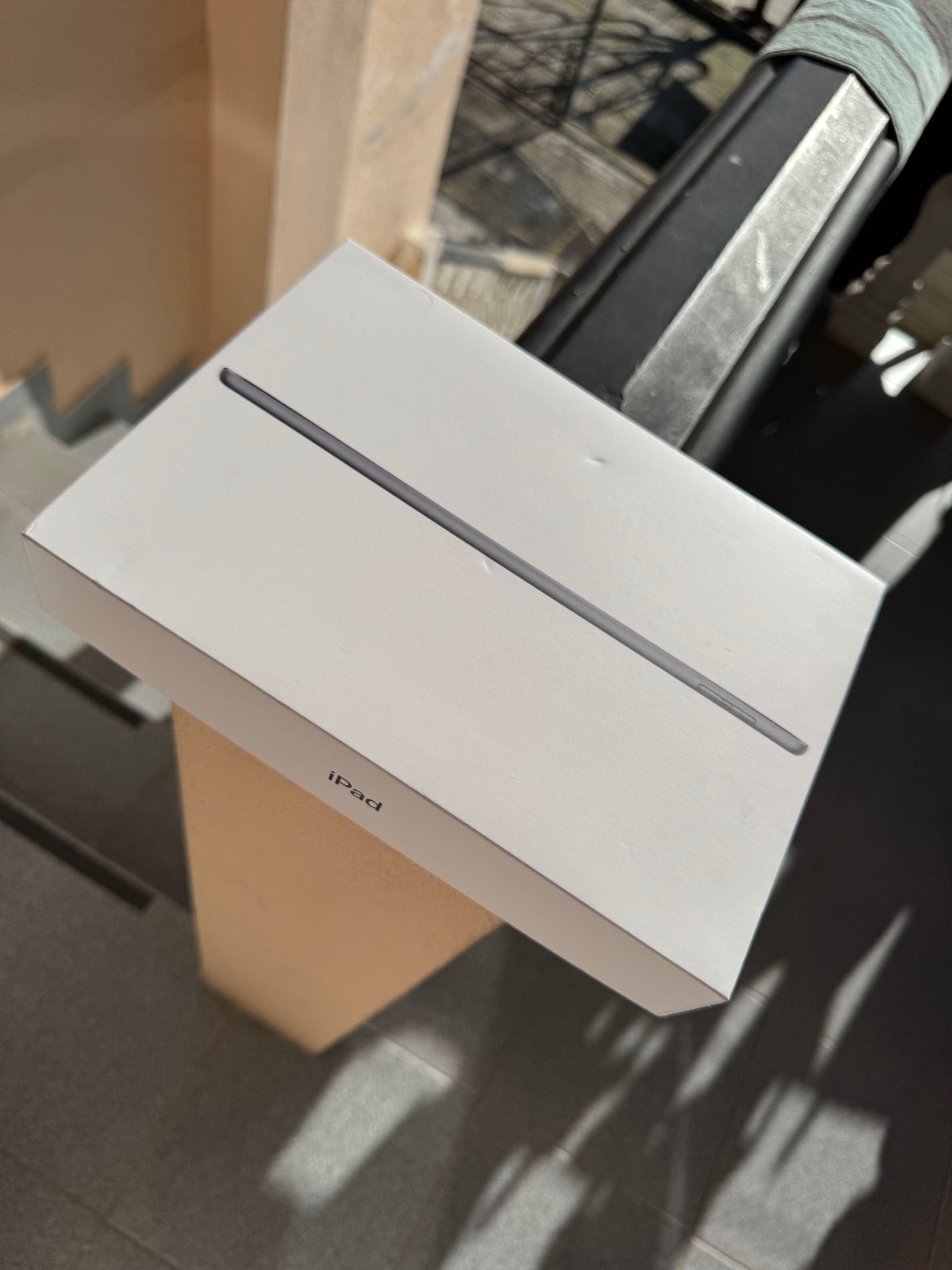 iPad APPLE (10.2'' - 64 GB - Wi-Fi - Cinzento Sideral)