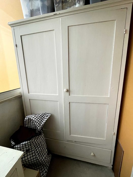 Armário branco linho, baço e com muita arrumação para roupa.