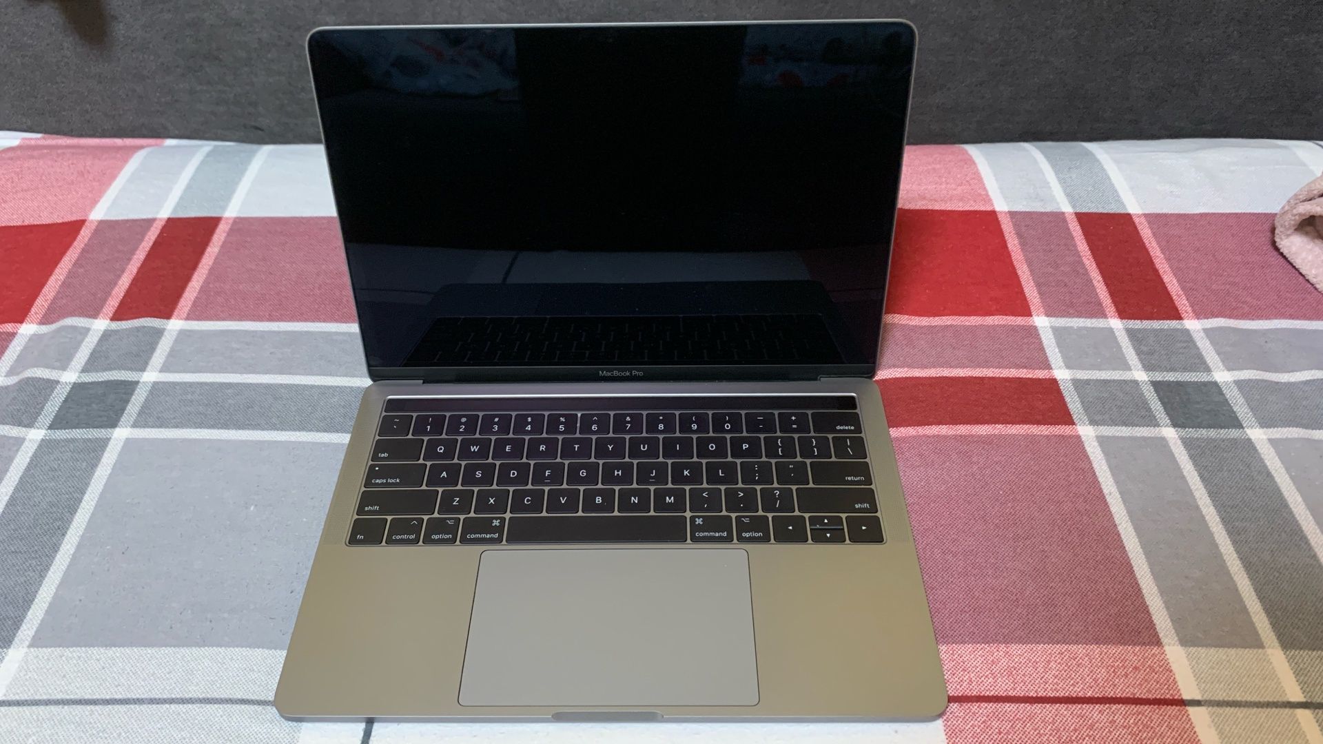 MacBook Pro 2017r., kolor: tytanowy, + nowa ładowarka