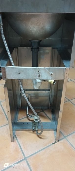Lavatório, pia com pedal em inox.